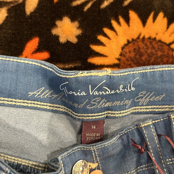 Brand new Gloria Vanderbilt Keegan short - Picture 4 of 5